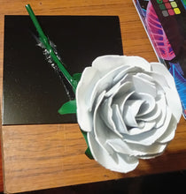 Charger l'image dans la galerie, 🌹 Rose Décorative en Acier – Élégance Intemporelle
